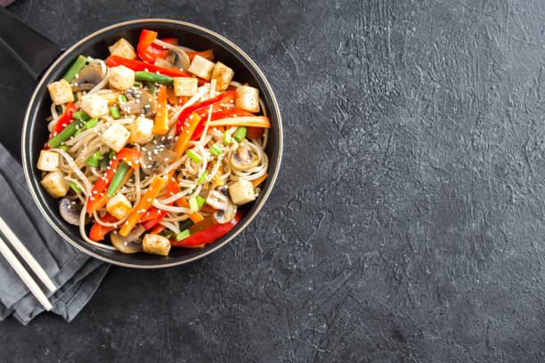 stir fry with noodles, tofu and vegetables - bean vegetarian food stir fried carrot imagens e fotografias de stock