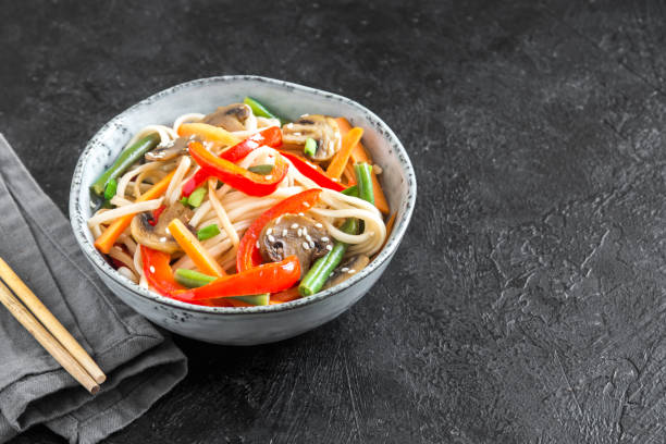 stir fry with noodles, mushrooms and vegetables - bean vegetarian food stir fried carrot imagens e fotografias de stock