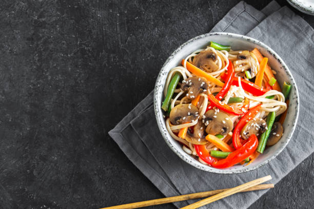 stir fry with noodles, mushrooms and vegetables - bean vegetarian food stir fried carrot imagens e fotografias de stock