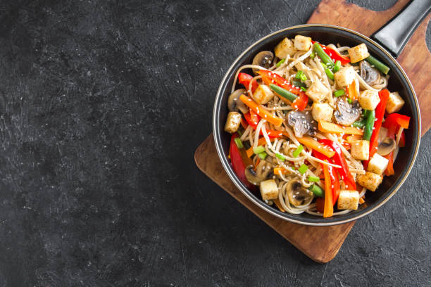 smażyć z makaronem, tofu i warzywami - bean vegetarian food stir fried carrot zdjęcia i obrazy z banku zdjęć