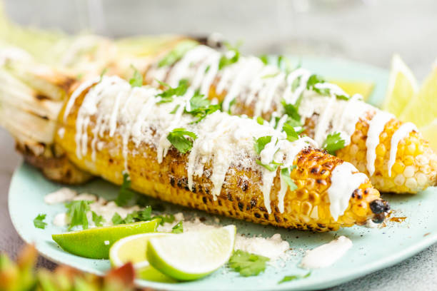 멕시코 거리 옥수수 elote garnished 굽고 - grilled corn vegetable corn on the cob 뉴스 사진 이미지