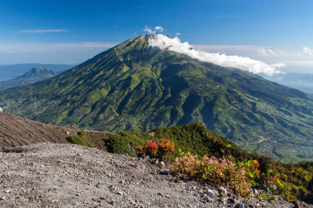 green mount merbabu. blick vom merapi vulkan. - mt merapi stock-fotos und bilder