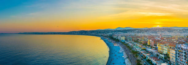 vista por do sol de nice, frança - city of nice france beach panoramic - fotografias e filmes do acervo