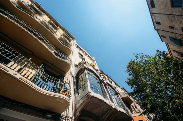 ジローナの歴史的な中心部にガウディ スタイル カタロニア ・ モダニズム - spain gerona architecture building exterior ストックフォトと画像