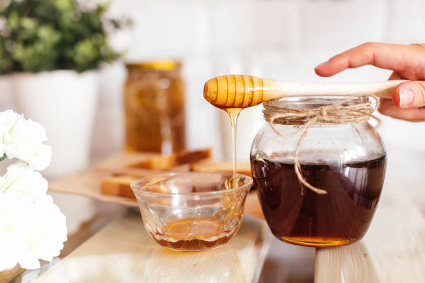 honey with honeycombs in a jar - breakfast close up studio shot group of objects imagens e fotografias de stock