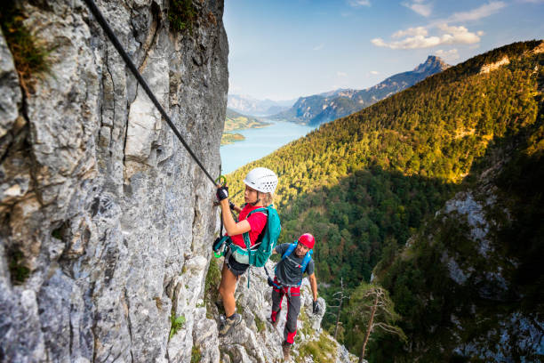 vater zeigt tochter klettern in den alpen - austria summer european alps mountain stock-fotos und bilder