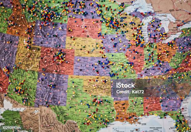 Mappa Degli Stati Uniti Piena Di Spille Colorate - Fotografie stock e altre immagini di Carta geografica - Carta geografica, Stati Uniti d'America, Icona del marcatore di posizione