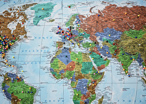 Mapa del mundo con pasadores coloridos puntos photo