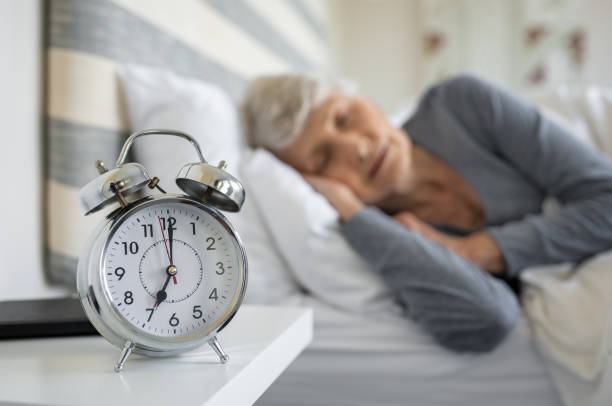 senior mujer durmiendo - old senior adult women tired fotografías e imágenes de stock