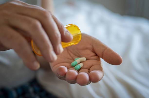 férfi kéz vesz gyógyszert - antidepresszáns témájú stock jellegű vizuális alkotások, jogdíjmentes fotók és képek
