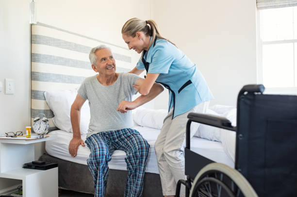 krankenschwester hilft alten patienten aufstehen - senior adult old nursing home people stock-fotos und bilder