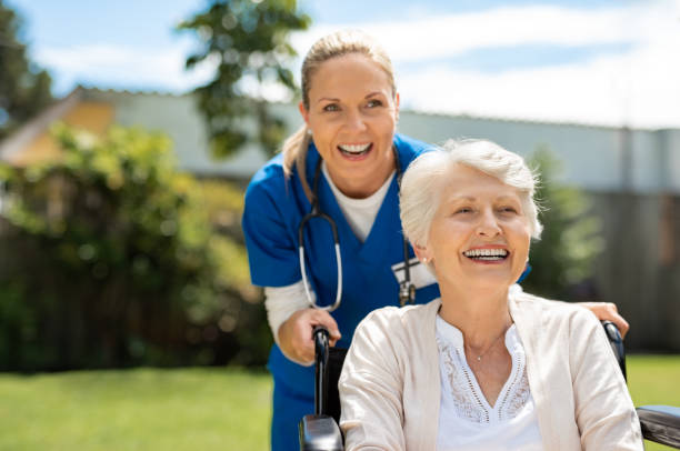 krankenschwester kümmert sich um alte patienten - community outreach home caregiver care cheerful stock-fotos und bilder