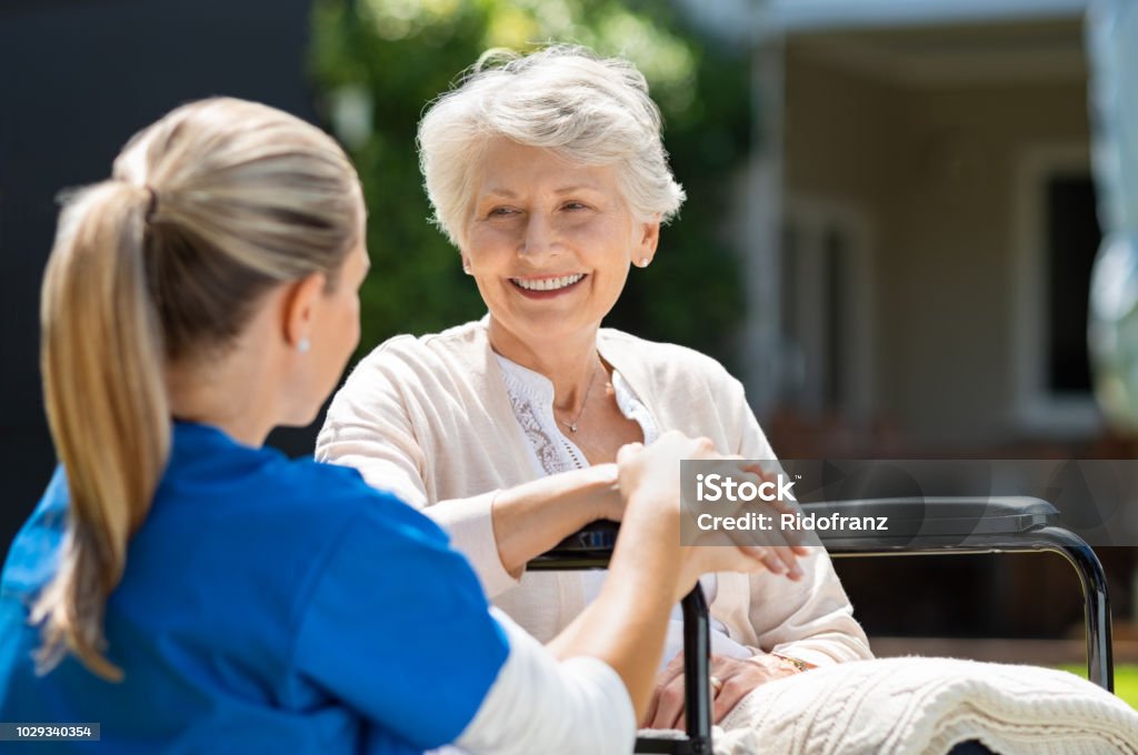 Verpleegster zorgt voor oude patiënt - Royalty-free Bejaard Stockfoto