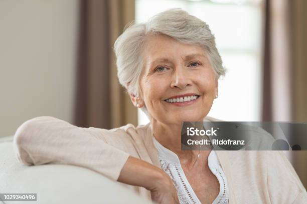 Feliz Mujer Senior Foto de stock y más banco de imágenes de Mujeres mayores - Mujeres mayores, Sonreír, Tercera edad