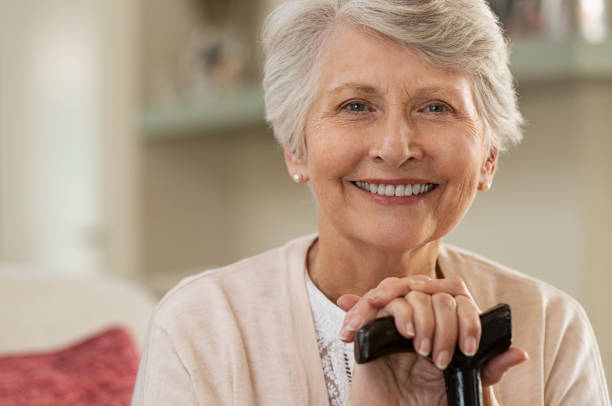 пожилая женщина улыбается дома - senior women senior adult old smiling стоковые фото и изображения