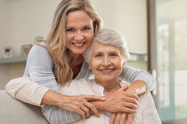 madre abrazando mujer con amor - grandparent adult smiling looking at camera fotografías e imágenes de stock