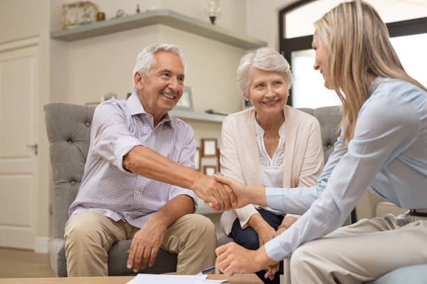 couple de personnes âgées se serrant la main avec le conseiller financier - senior adult retirement financial advisor finance photos et images de collection