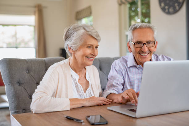 starsza para używająca laptopa - computer old men laptop zdjęcia i obrazy z banku zdjęć