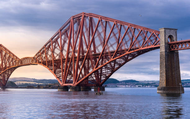 앞 다리에 딘 버 러 - firth of forth rail bridge bridge edinburgh europe 뉴스 사진 이미지