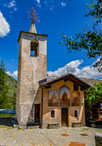 cappella di san rocco in triatel (torgnon, aosta, italia). - san rocco foto e immagini stock