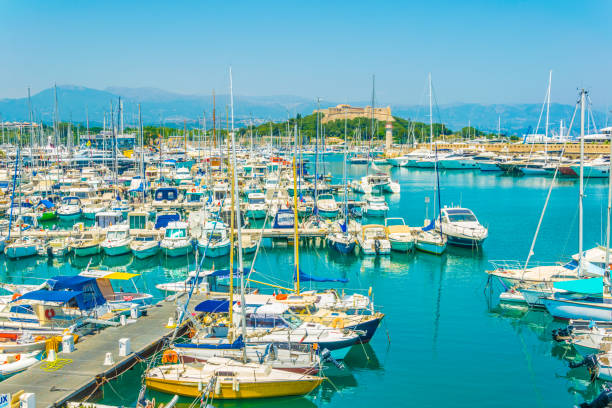 port vauban con fort carre ad antibes, francia - city of nice restaurant france french riviera foto e immagini stock