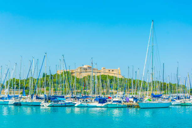 port vauban con fort carre ad antibes, francia - city of nice restaurant france french riviera foto e immagini stock