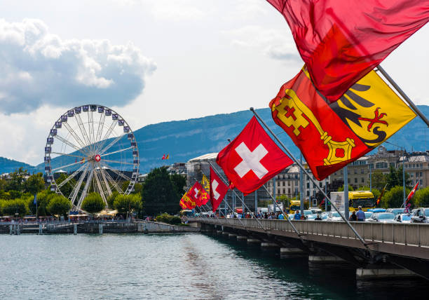 스위스에서 관람차 제네바와 몽 블랑 다리와 스위스 깃발 - vibrant color outdoors vertical horizontal 뉴스 사진 이미지