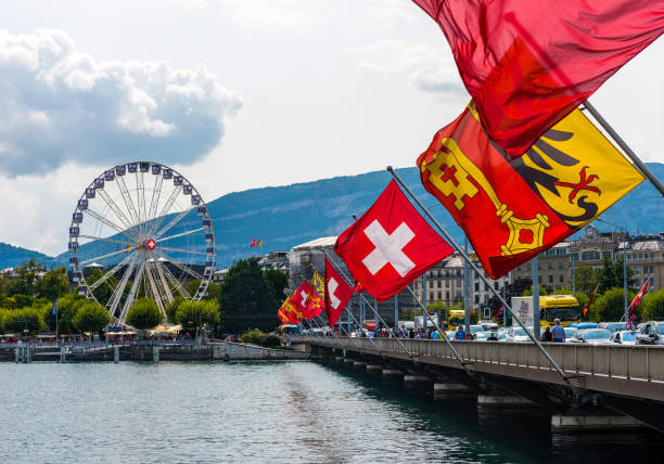 мост монблан и швейцарские флаги с колесом обозрения в швейцарии - geneva canton стоковые фото и изображения