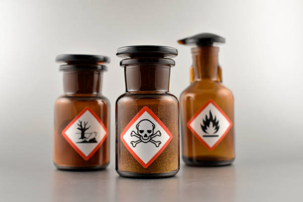flacon avec avertissement images de pictogramme - toxic substance bottle danger chemical photos et images de collection