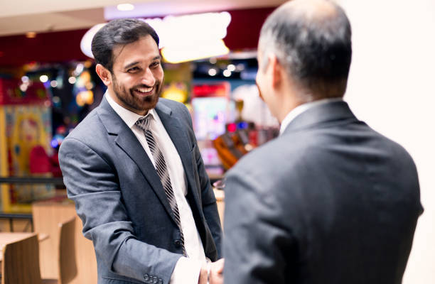 unternehmer-handshake im café - indian ethnicity meeting business person business stock-fotos und bilder