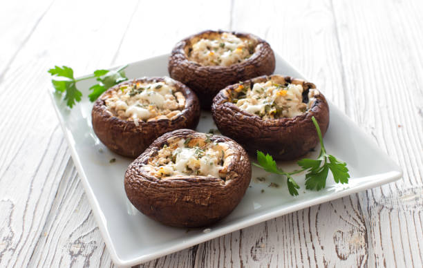 champiñones rellenos con queso y verdes - stuffing fotografías e imágenes de stock