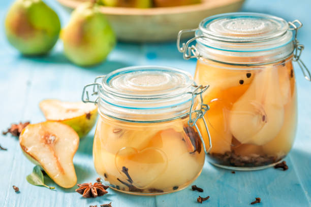 natürliche und saftig eingelegten birnen im glas - stewed fruit stock-fotos und bilder