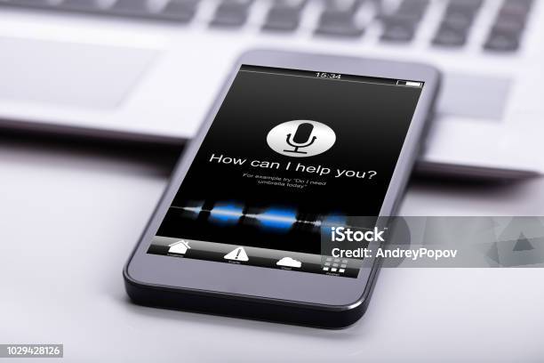 Smartphone Sulla Scrivania - Fotografie stock e altre immagini di Voce - Voce, Cercare, Controllo