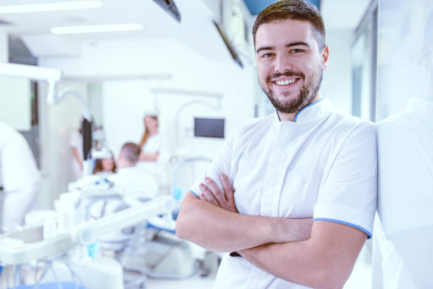 portret mężczyzny przystojny dentysta w klinice - dental hygiene laboratory dental equipment technician zdjęcia i obrazy z banku zdjęć