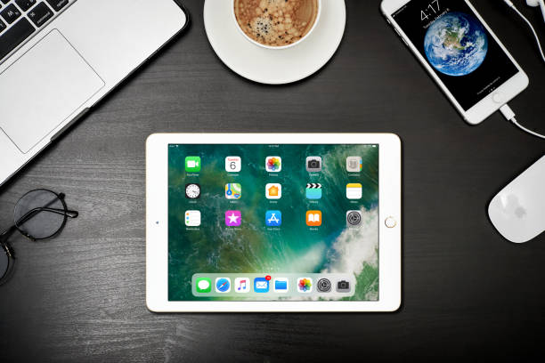 apple ipad gold z iphone 8 plus i macbook pro - ipad apple computers digital tablet editorial zdjęcia i obrazy z banku zdjęć