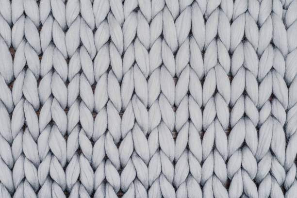 graue gestrickte decke aus merinowolle - wool blanket stock-fotos und bilder