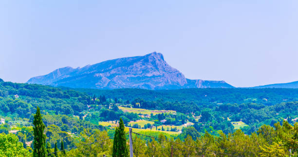 Montagne Sainte Victoire in France Montagne Sainte Victoire in France montagne sainte victoire stock pictures, royalty-free photos & images