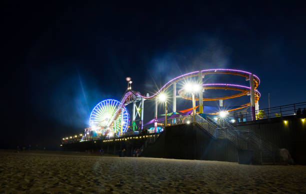 пирс санта-моника ночью - santa monica pier santa monica beach night amusement park стоковые фото и изображения