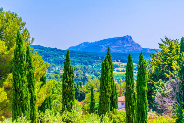 montagne sainte-victoire in frankreich - mount misen stock-fotos und bilder