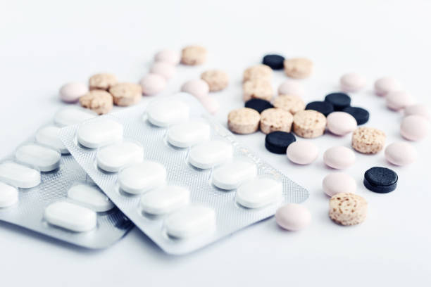различные таблетки на белом - capsule vitamin pill red lecithin стоковые фото и изображения