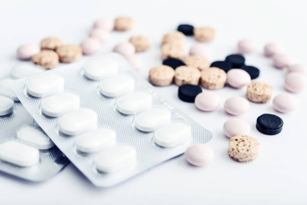 различные таблетки на �белом - capsule vitamin pill red lecithin стоковые фото и изображения
