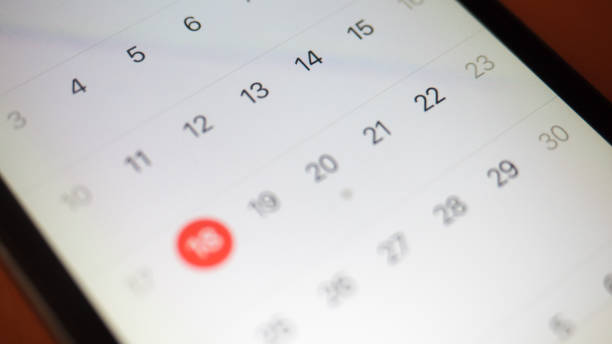 calendrier mobile dans smarth phone bouchent - calendar date photos photos et images de collection