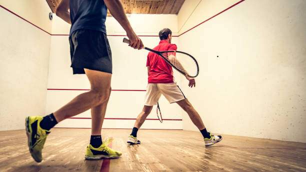dos hombres jugando squash - squash racketball sport exercising fotografías e imágenes de stock
