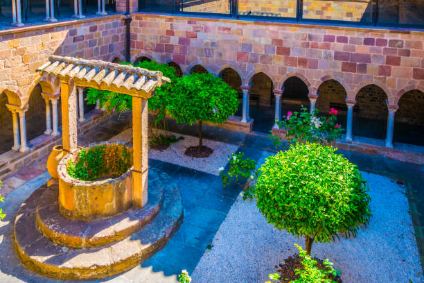 inner courtyard of frejus cathedral, france - 5548 imagens e fotografias de stock