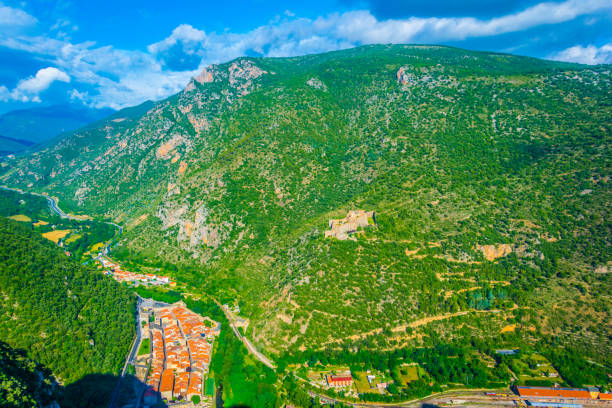 フランスのヴィルフランシュ ・ ド ・ conflent 村の空撮 - 16025 ストックフォトと画像