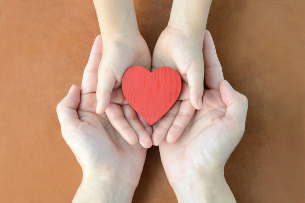 love between child and mother images - hand wrap imagens e fotografias de stock