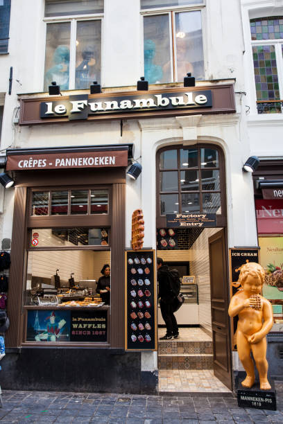 traditional waffle store with the famous manneke pis statue at the entrance - brussels waffle belgian waffle people imagens e fotografias de stock