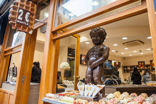 traditional waffle store with the famous manneke pis statue at the entrance - brussels waffle belgian waffle people imagens e fotografias de stock