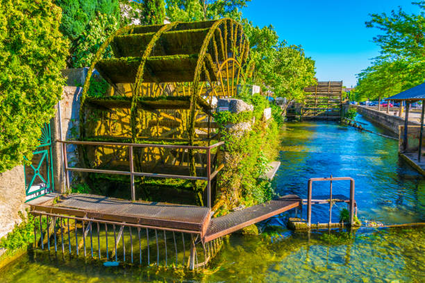 rueda de agua en l ' isle sur la sorgue en francia - lisle fotografías e imágenes de stock