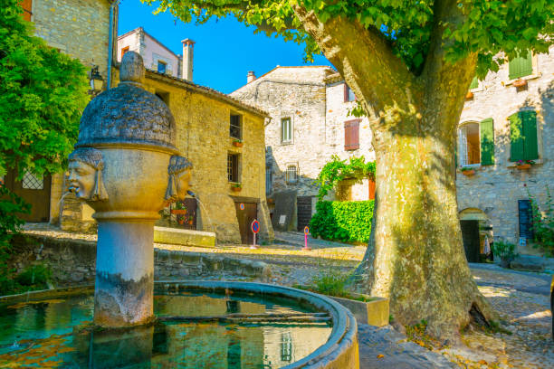 una strada stretta nel centro storico di vaison-la-romaine in francia - 7096 foto e immagini stock